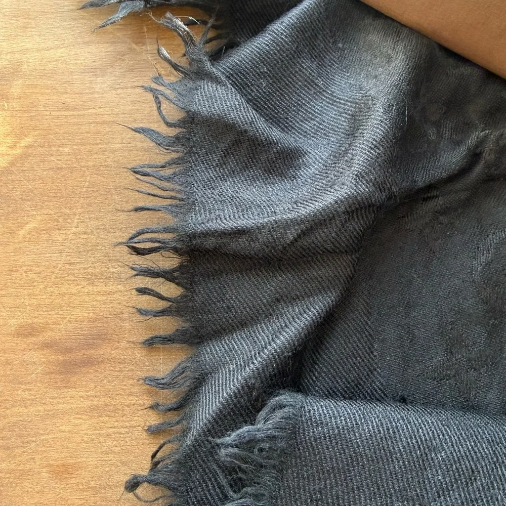 Louis Vuitton Elegant Black Wrap - Picture 4 of 10